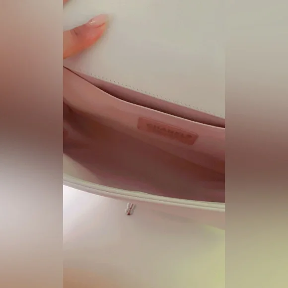 Chanel Boy Pearl medium bag! - Picture 8 of 9